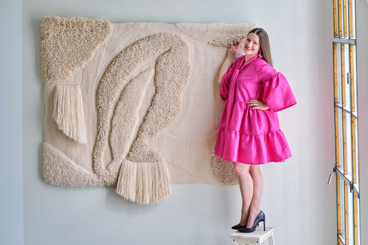 Moderni ryijy seinällä