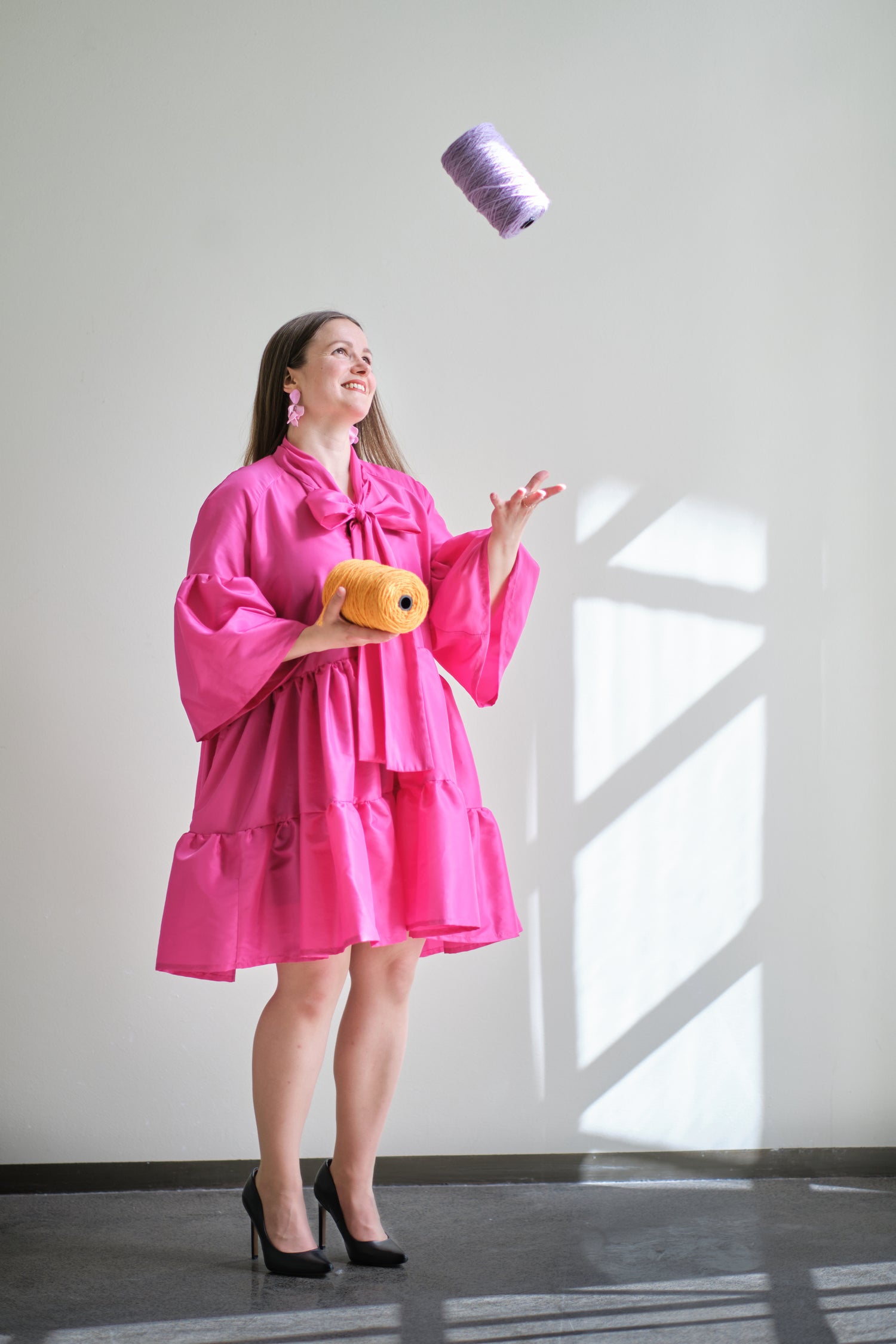 Ryijystudion maria heittää lankoja