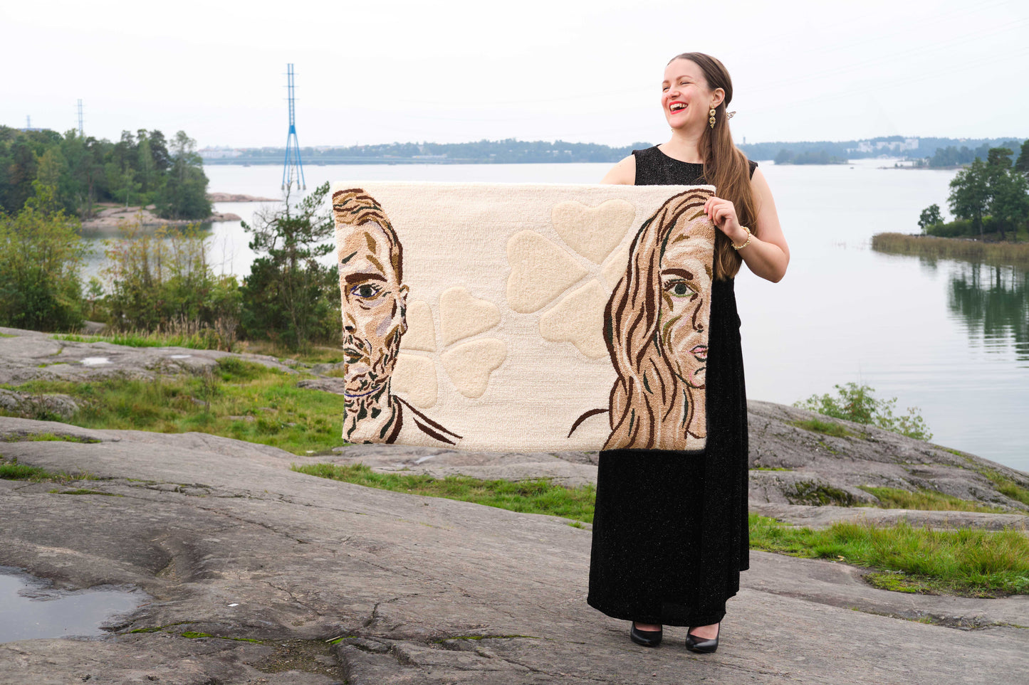 Marita pitelee modernia muotokuvaryijyä